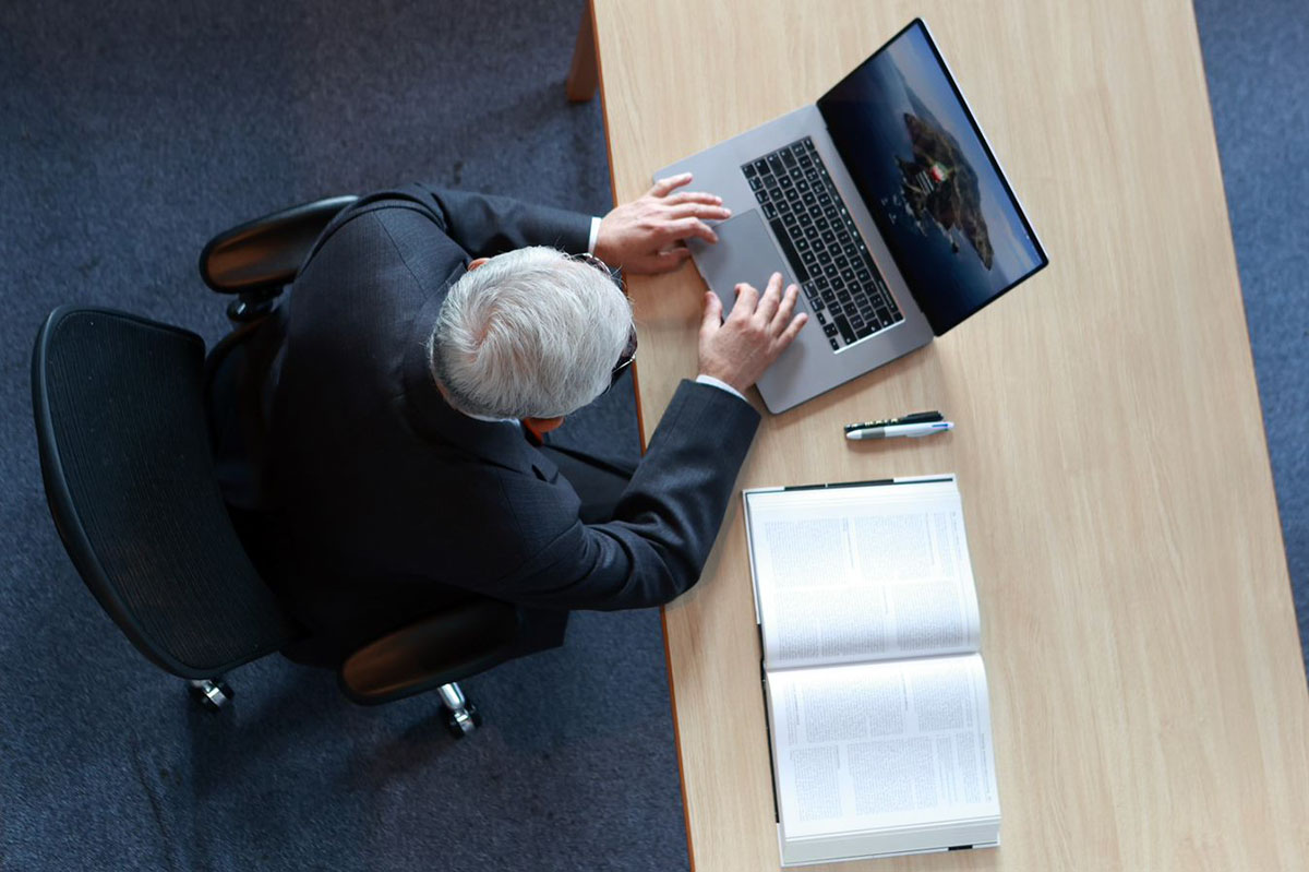 Overview member on laptop